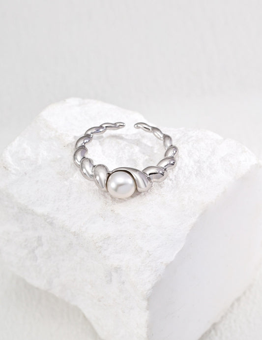 Bagues en perles minimalistes à l'élégance intemporelle