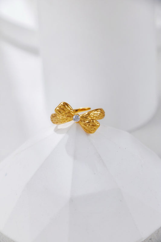 Minimalistischer Schleifenring aus Sterlingsilber mit Zirkonia