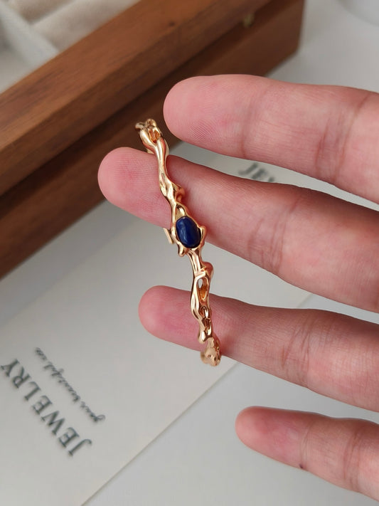 Fluid Ripple Silbermanschette – Lapislazuli & handgehämmerte Wellen