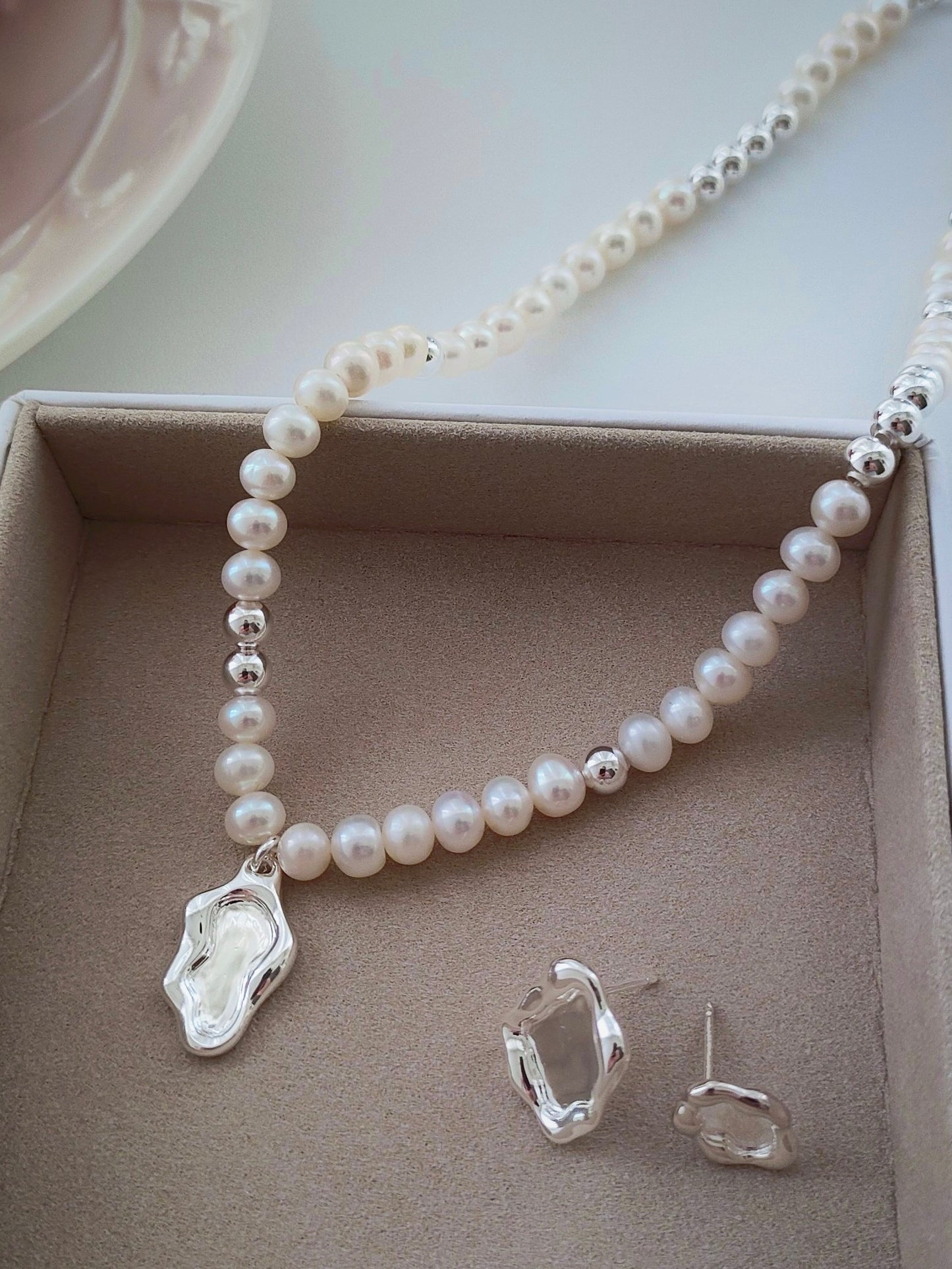 Collier de perles Zen Lakeside – Pendentif en argent fluide