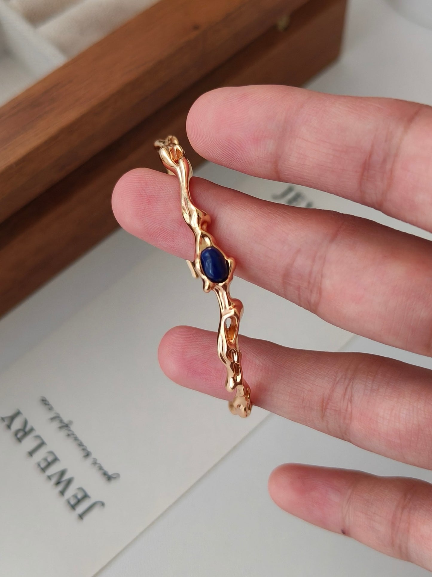 Fluid Ripple Silbermanschette – Lapislazuli &amp; handgehämmerte Wellen