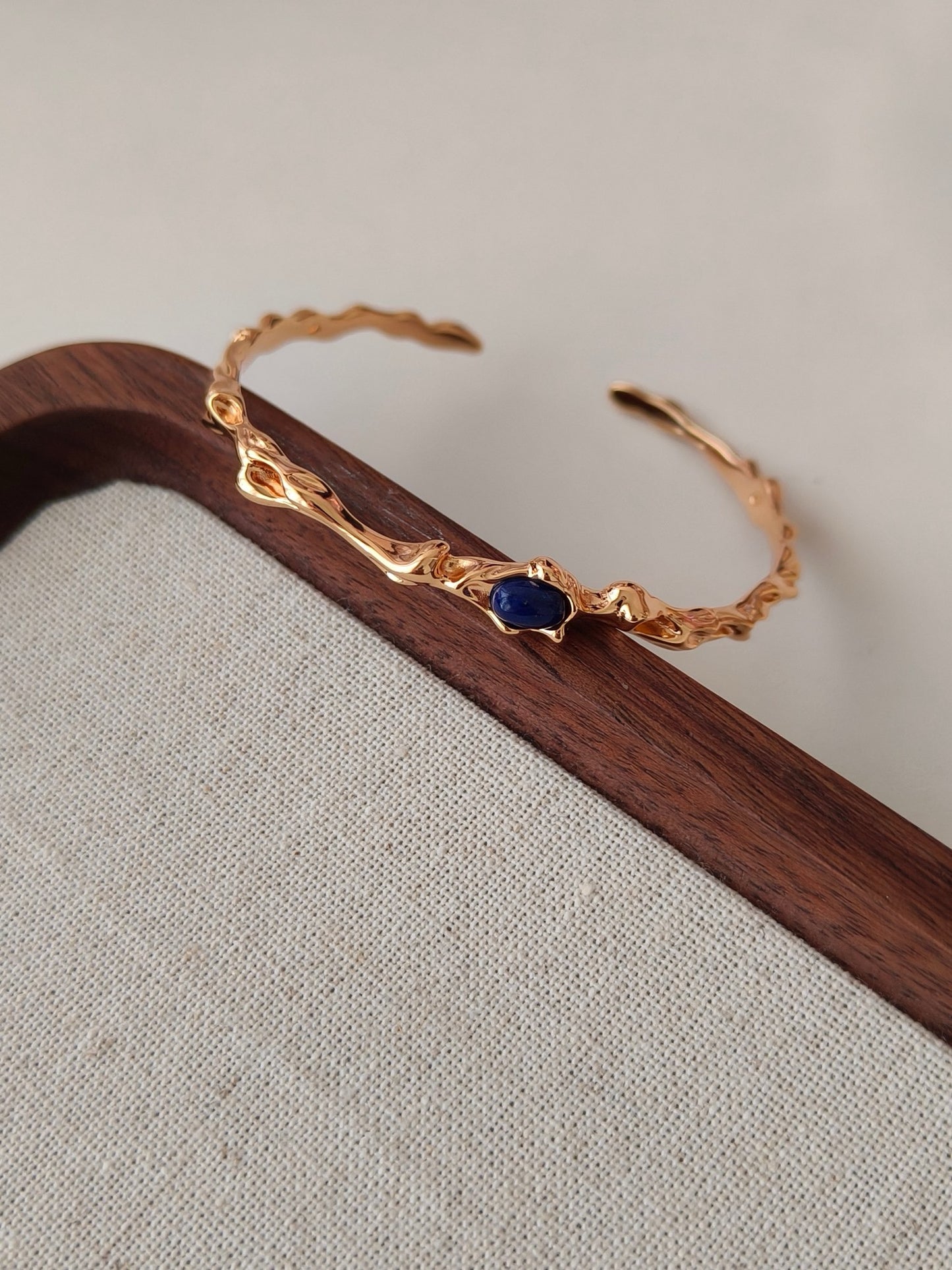 Fluid Ripple Silbermanschette – Lapislazuli &amp; handgehämmerte Wellen