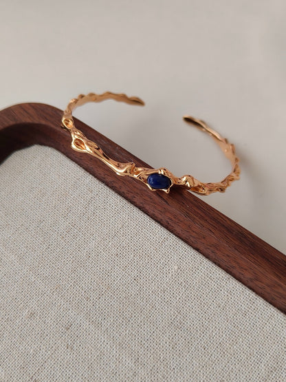 Fluid Ripple Silbermanschette – Lapislazuli &amp; handgehämmerte Wellen