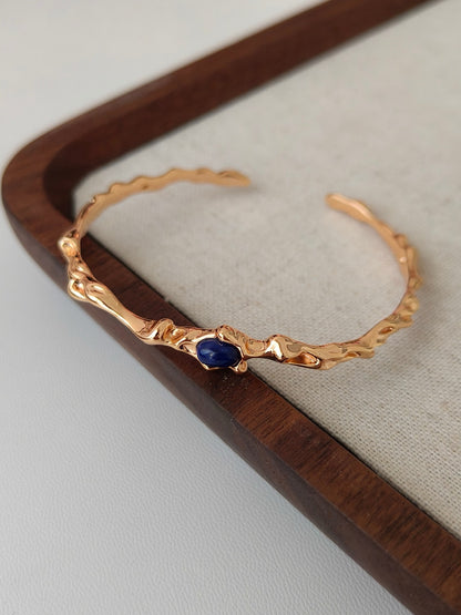 Fluid Ripple Silbermanschette – Lapislazuli &amp; handgehämmerte Wellen