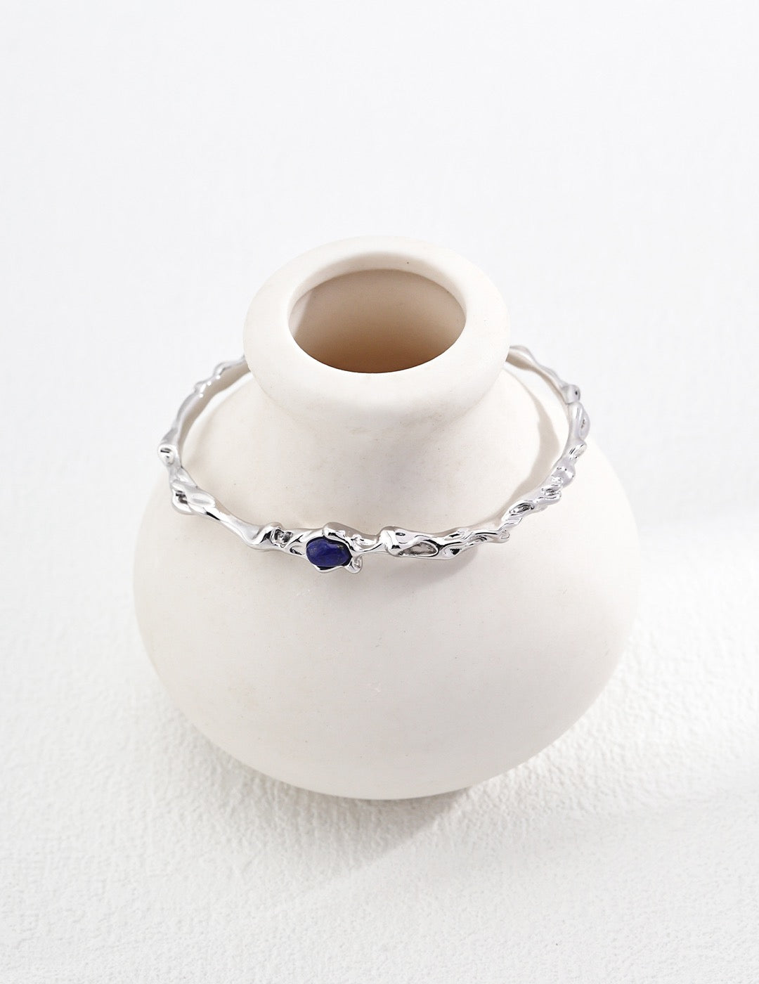 Fluid Ripple Silbermanschette – Lapislazuli &amp; handgehämmerte Wellen