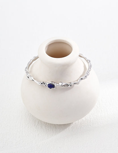 Fluid Ripple Silbermanschette – Lapislazuli &amp; handgehämmerte Wellen