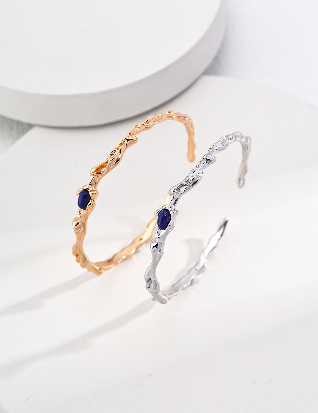 Fluid Ripple Silbermanschette – Lapislazuli &amp; handgehämmerte Wellen